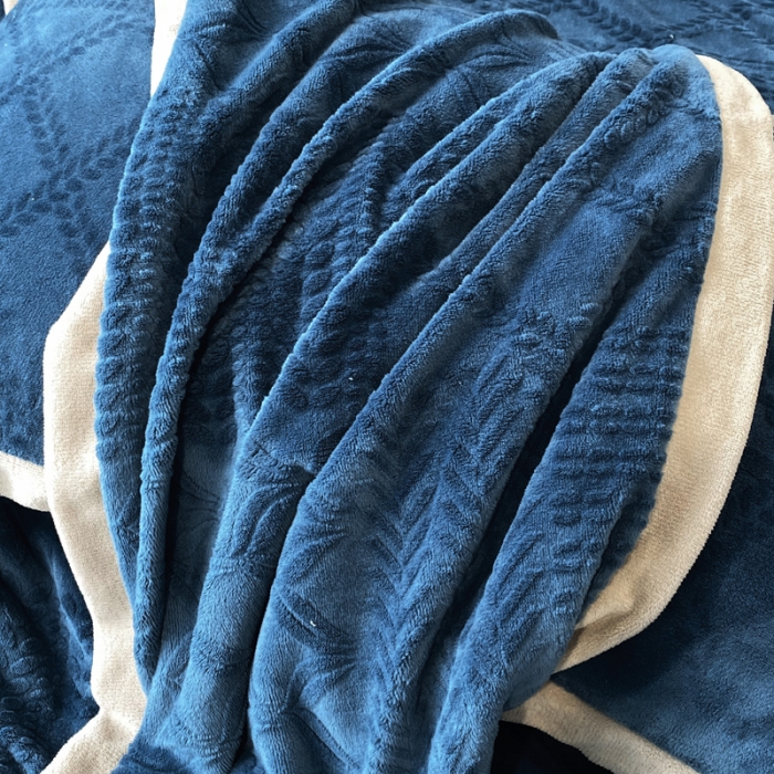 91家纺网 家纺一手货源 找家纺 绒世界 2024秋冬新款唯爱雕花A版260克牛奶绒四件套-实拍款 唯爱-宝蓝