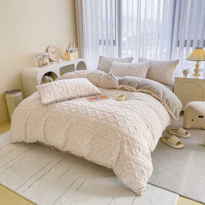 91家纺网 家纺一手货源 找家纺 绒世界 2024秋冬新款加厚塔芙绒简约款牛奶绒四件套 奶白灰