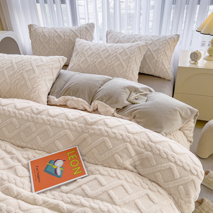 91家纺网 家纺一手货源 找家纺 绒世界 2024秋冬新款加厚塔芙绒简约款牛奶绒四件套 奶白灰