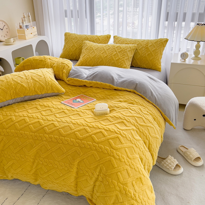 91家纺网 家纺一手货源 找家纺 绒世界 2024秋冬新款加厚塔芙绒简约款牛奶绒四件套 暖黄