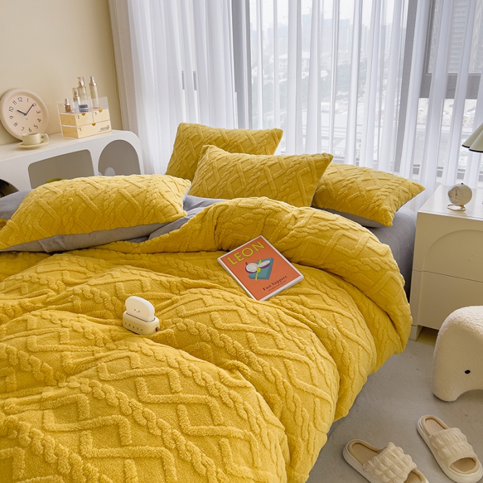 91家纺网 家纺一手货源 找家纺 绒世界 2024秋冬新款加厚塔芙绒简约款牛奶绒四件套 暖黄