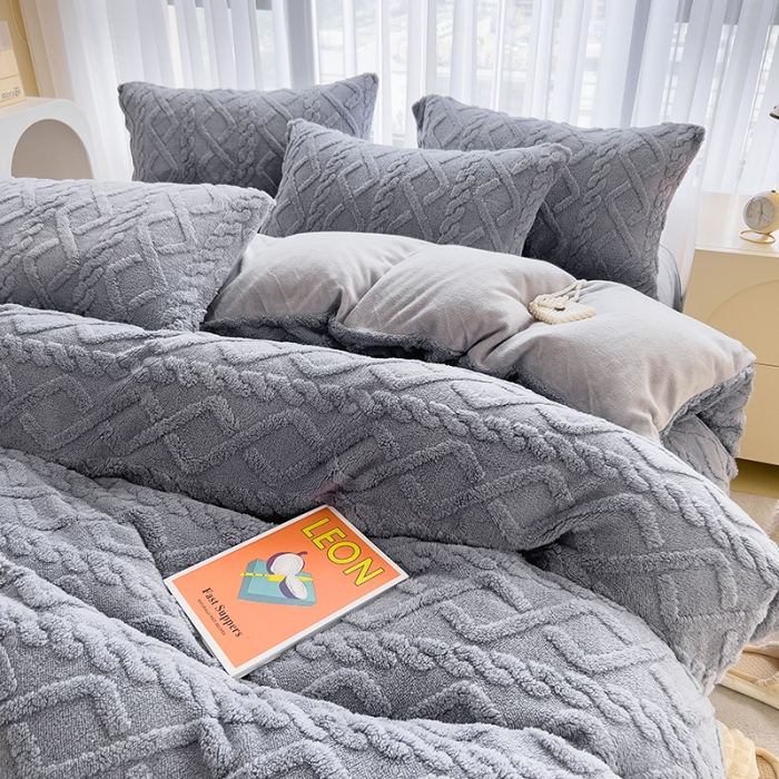 91家纺网 家纺一手货源 找家纺 绒世界 2024秋冬新款加厚塔芙绒简约款牛奶绒四件套 浅灰