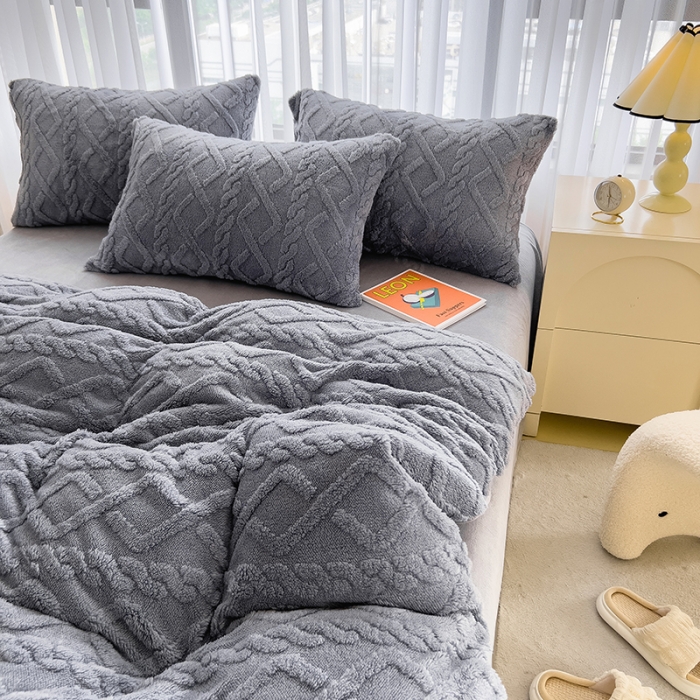 91家纺网 家纺一手货源 找家纺 绒世界 2024秋冬新款加厚塔芙绒简约款牛奶绒四件套 浅灰