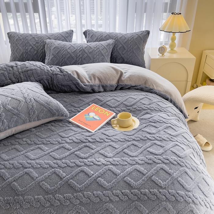 91家纺网 家纺一手货源 找家纺 绒世界 2024秋冬新款加厚塔芙绒简约款牛奶绒四件套 浅灰