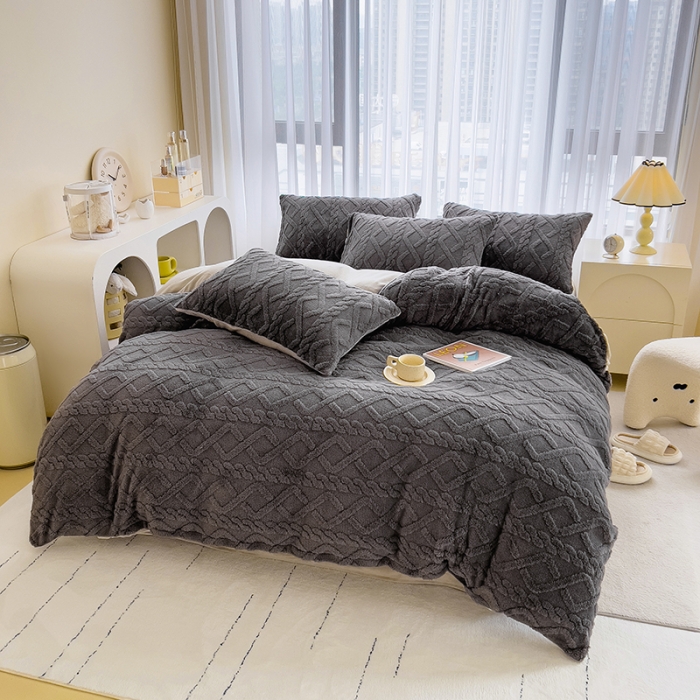 91家纺网 家纺一手货源 找家纺 绒世界 2024秋冬新款加厚塔芙绒简约款牛奶绒四件套 深灰