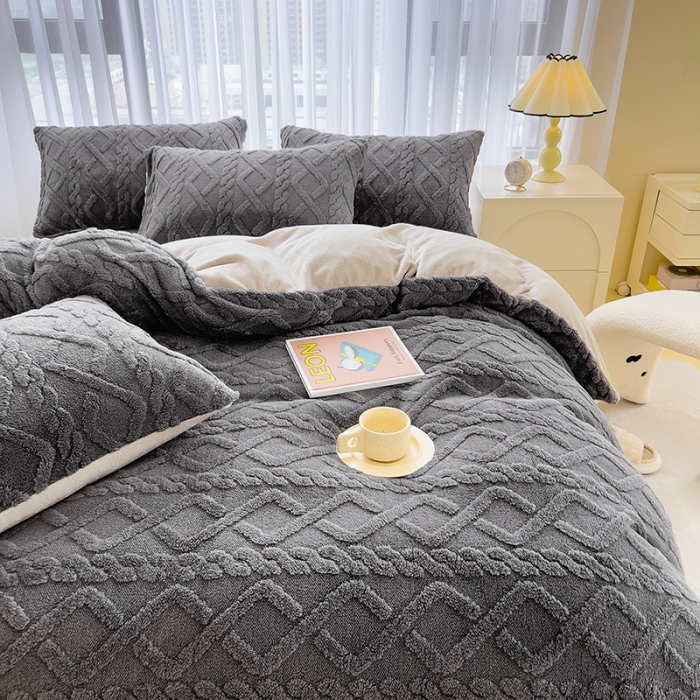 91家纺网 家纺一手货源 找家纺 绒世界 2024秋冬新款加厚塔芙绒简约款牛奶绒四件套 深灰