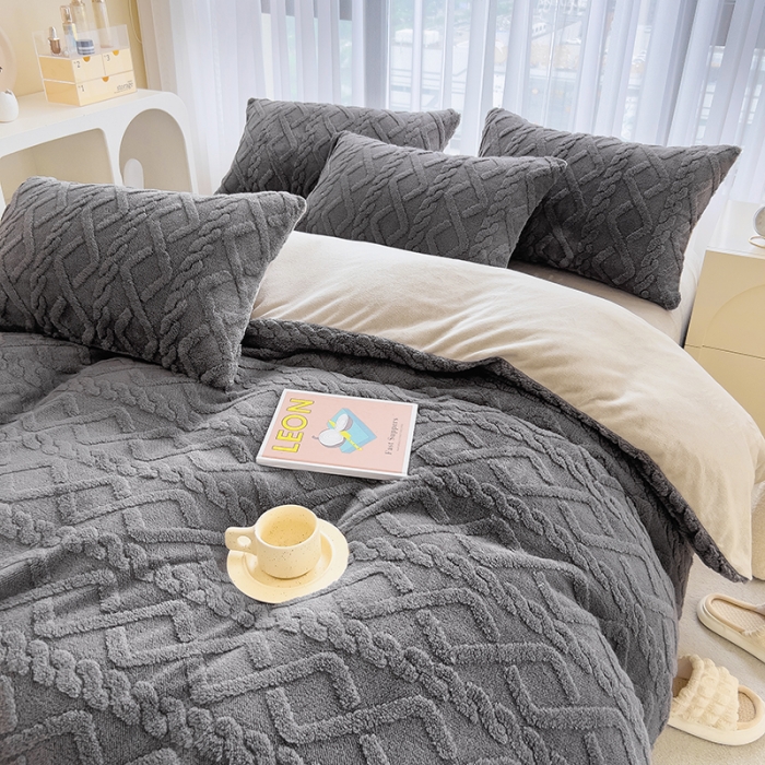 91家纺网 家纺一手货源 找家纺 绒世界 2024秋冬新款加厚塔芙绒简约款牛奶绒四件套 深灰