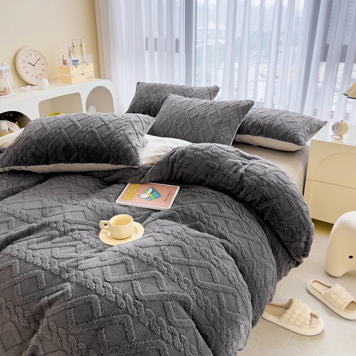 91家纺网 家纺一手货源 找家纺 绒世界 2024秋冬新款加厚塔芙绒简约款牛奶绒四件套 深灰