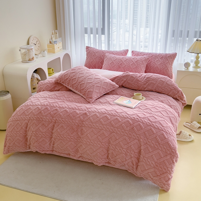 91家纺网 家纺一手货源 找家纺 绒世界 2024秋冬新款加厚塔芙绒简约款牛奶绒四件套 甜粉