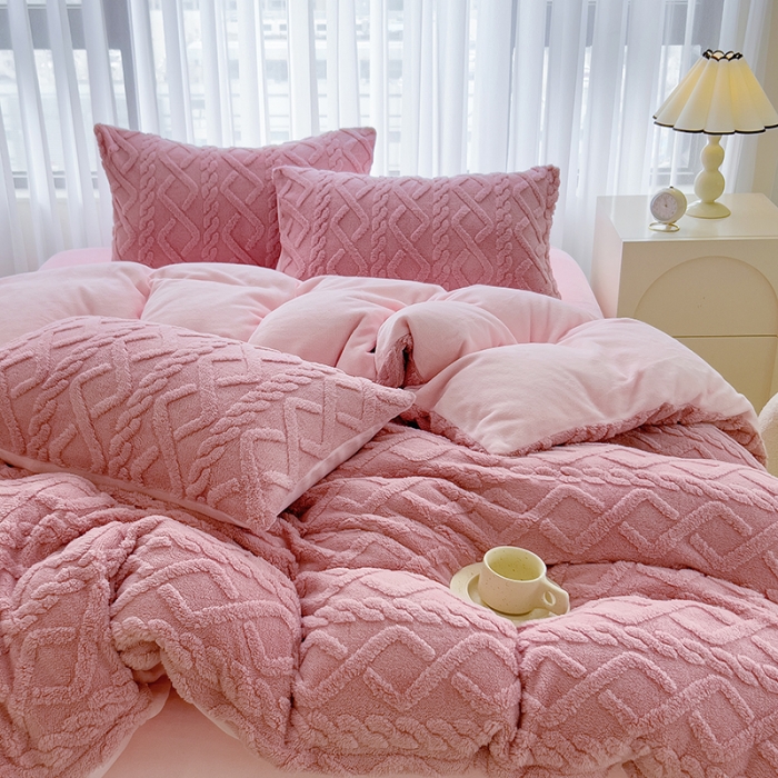 91家纺网 家纺一手货源 找家纺 绒世界 2024秋冬新款加厚塔芙绒简约款牛奶绒四件套 甜粉