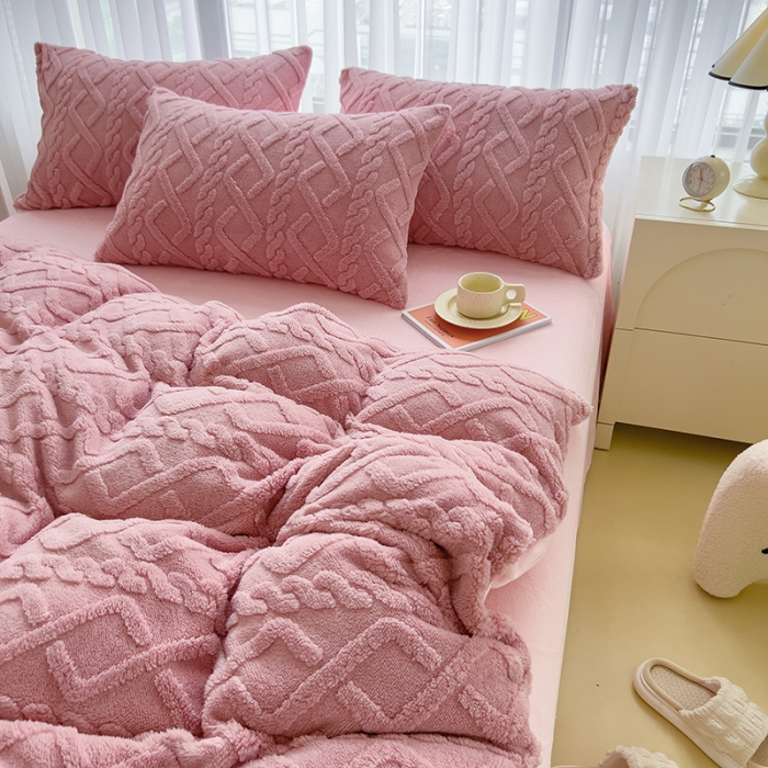 91家纺网 家纺一手货源 找家纺 绒世界 2024秋冬新款加厚塔芙绒简约款牛奶绒四件套 甜粉