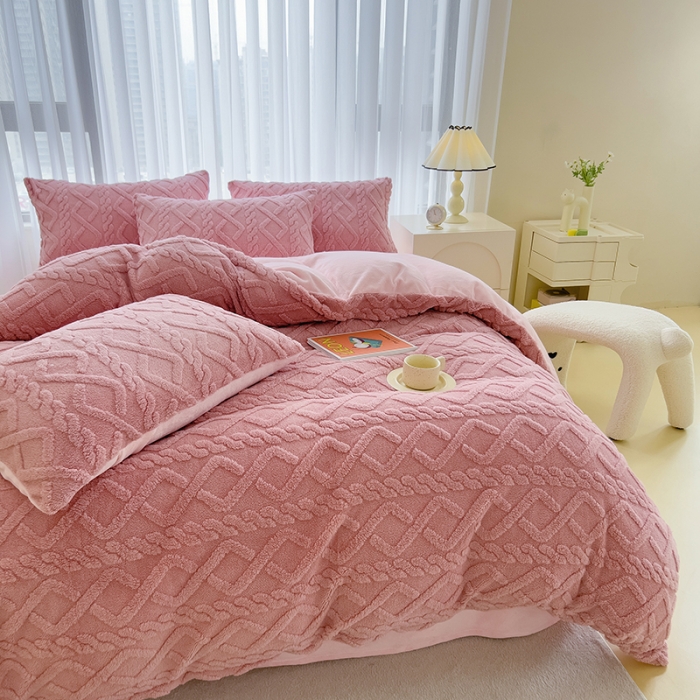 91家纺网 家纺一手货源 找家纺 绒世界 2024秋冬新款加厚塔芙绒简约款牛奶绒四件套 甜粉