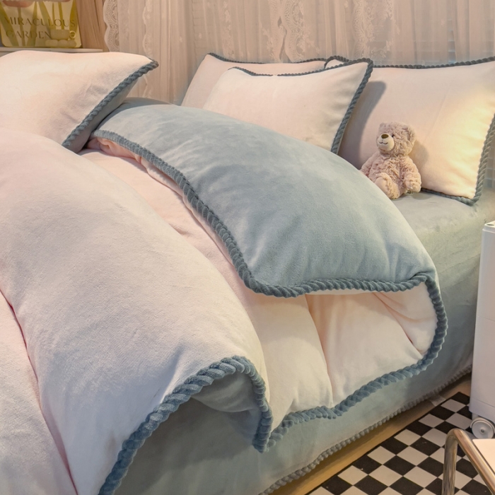 91家纺网 家纺一手货源 找家纺 绒世界 2024新款加厚牛奶绒纯色优雅四件套 优雅-粉灰