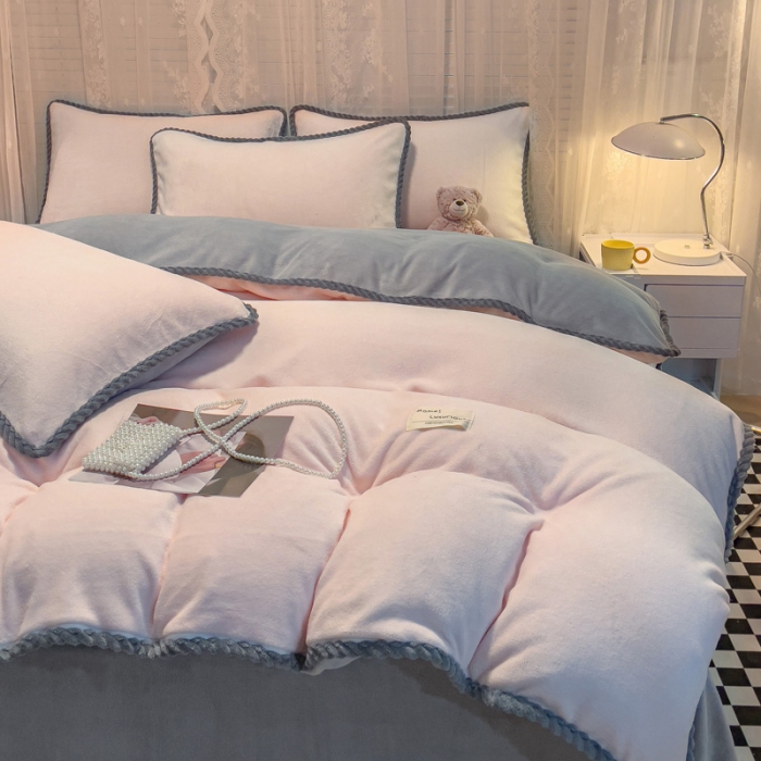 91家纺网 家纺一手货源 找家纺 绒世界 2024新款加厚牛奶绒纯色优雅四件套 优雅-粉灰