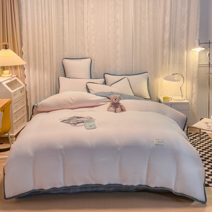 91家纺网 家纺一手货源 找家纺 绒世界 2024新款加厚牛奶绒纯色优雅四件套 优雅-粉灰