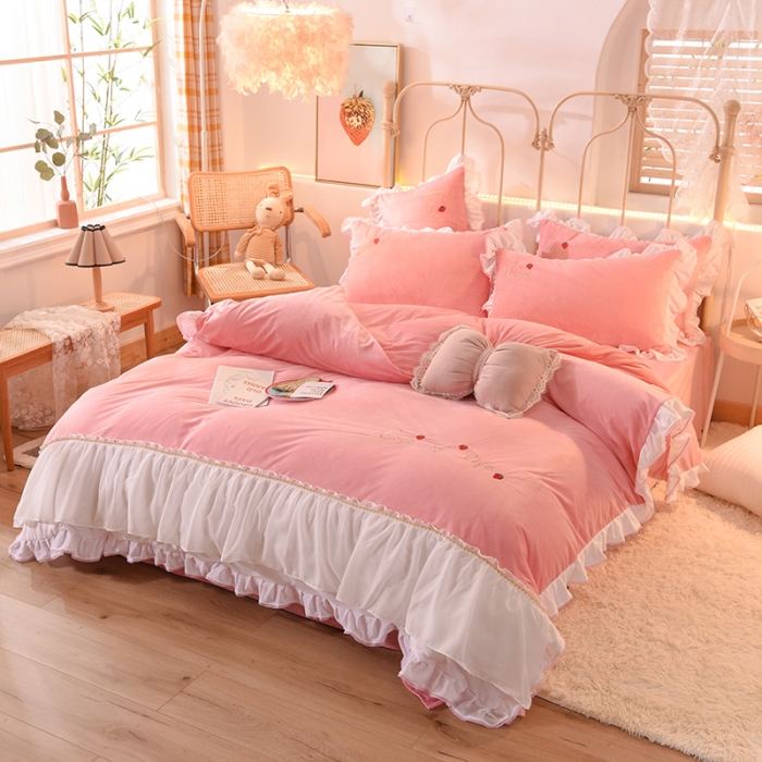 91家纺网 家纺一手货源 找家纺 绒世界 2024新款公主风倾城牛奶绒四件套 倾城-粉色