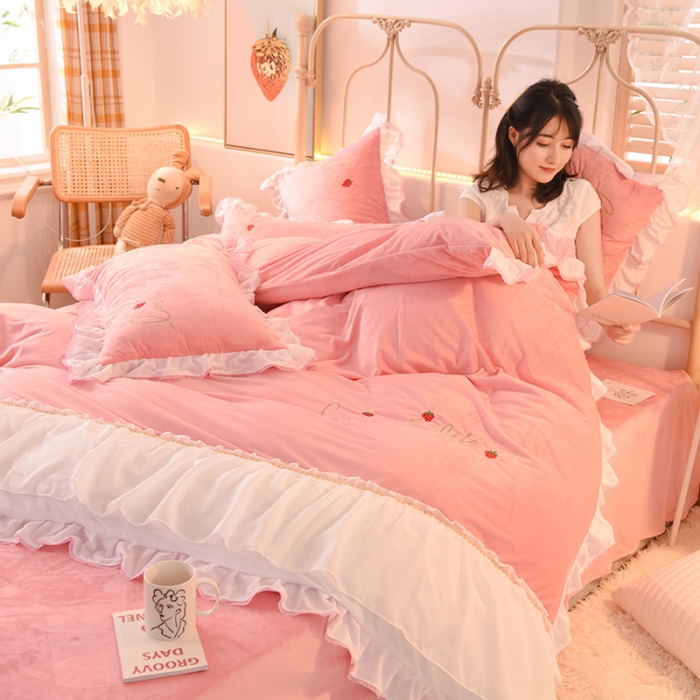 91家纺网 家纺一手货源 找家纺 绒世界 2024新款公主风倾城牛奶绒四件套 倾城-粉色