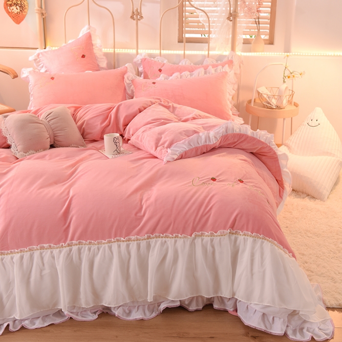 91家纺网 家纺一手货源 找家纺 绒世界 2024新款公主风倾城牛奶绒四件套 倾城-粉色