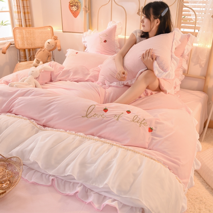 91家纺网 家纺一手货源 找家纺 绒世界 2024新款公主风倾城牛奶绒四件套 倾城-浅粉