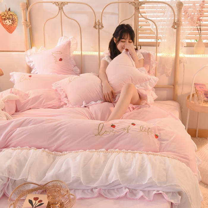 91家纺网 家纺一手货源 找家纺 绒世界 2024新款公主风倾城牛奶绒四件套 倾城-浅粉