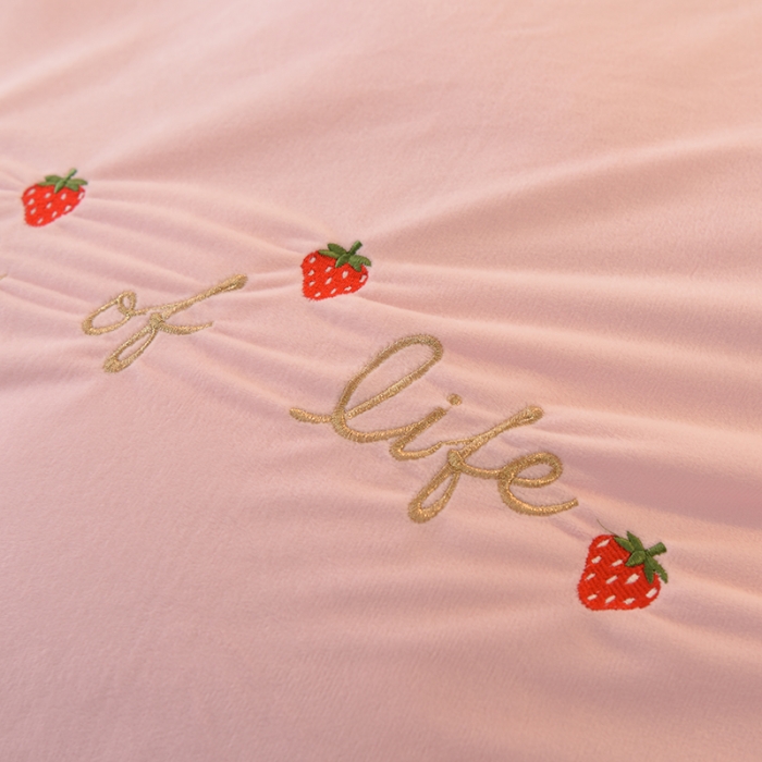 91家纺网 家纺一手货源 找家纺 绒世界 2024新款公主风倾城牛奶绒四件套 倾城-浅粉