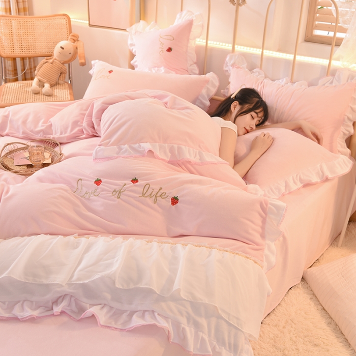 91家纺网 家纺一手货源 找家纺 绒世界 2024新款公主风倾城牛奶绒四件套 倾城-浅粉