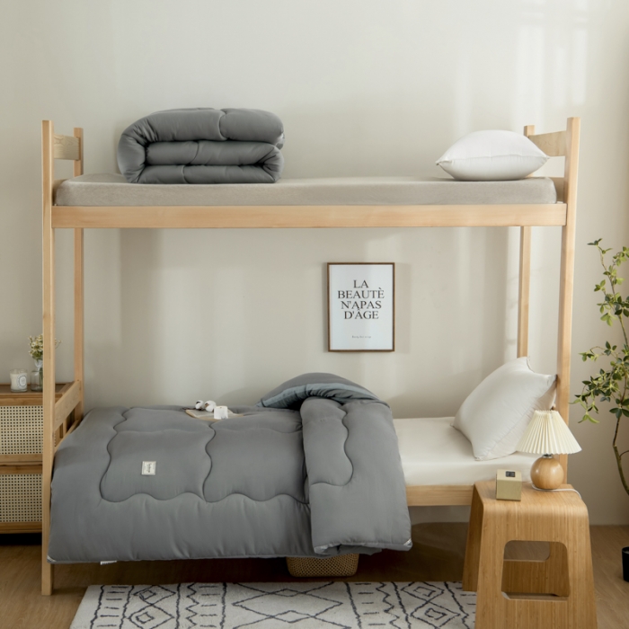 91家纺网 家纺一手货源 找家纺 畅销 2025款水洗棉立体冬被学生上下铺 鎏金灰