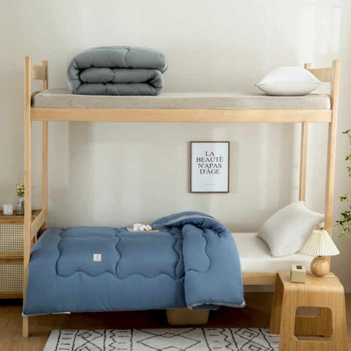 91家纺网 家纺一手货源 找家纺 畅销 2025款水洗棉立体冬被学生上下铺 轻奢蓝