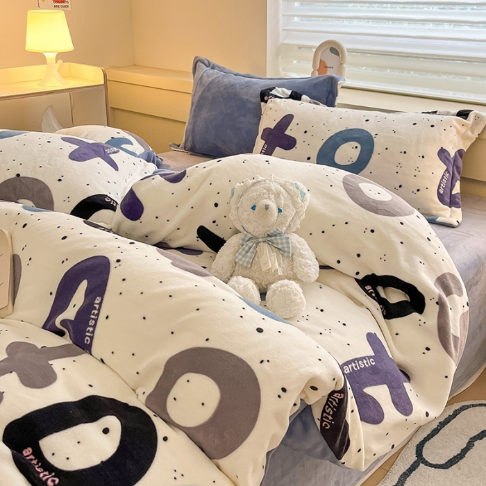 91家纺网 家纺一手货源 找家纺 金丝鸟家纺 2023新款220g全消光简约款牛奶绒四件套 奇幻字母