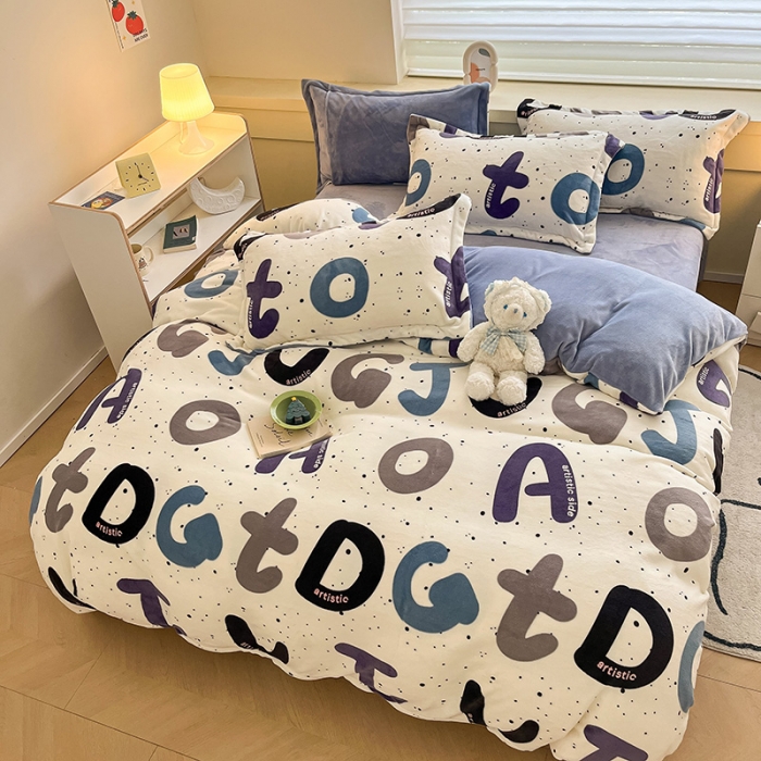 91家纺网 家纺一手货源 找家纺 金丝鸟家纺 2023新款220g全消光简约款牛奶绒四件套 奇幻字母