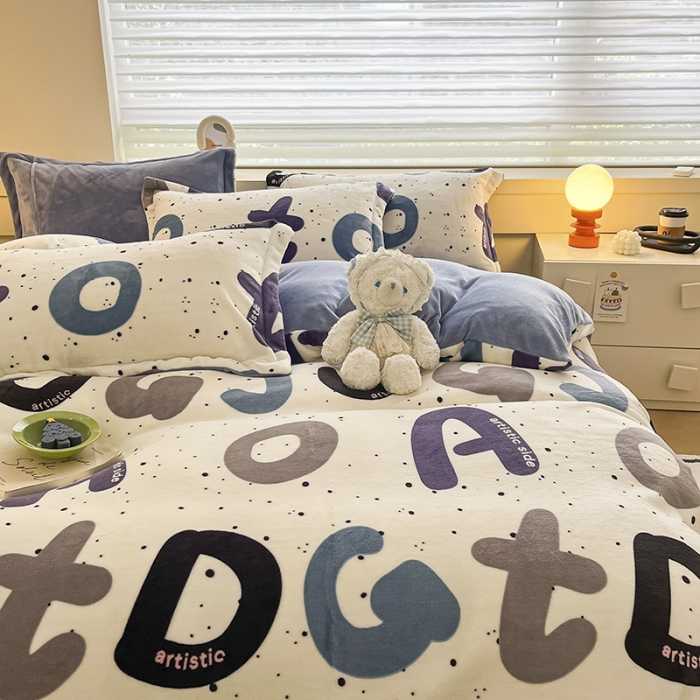 91家纺网 家纺一手货源 找家纺 金丝鸟家纺 2023新款220g全消光简约款牛奶绒四件套 奇幻字母