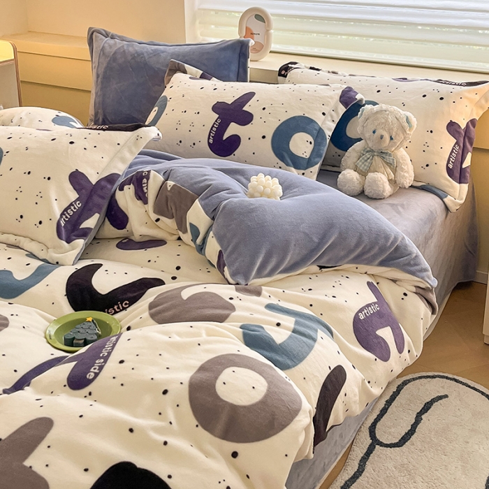 91家纺网 家纺一手货源 找家纺 金丝鸟家纺 2023新款220g全消光简约款牛奶绒四件套 奇幻字母