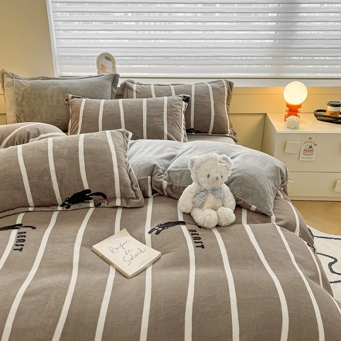 91家纺网 家纺一手货源 找家纺 金丝鸟家纺 2023新款220g全消光简约款牛奶绒四件套 条纹猫咖