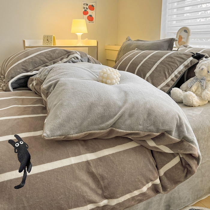 91家纺网 家纺一手货源 找家纺 金丝鸟家纺 2023新款220g全消光简约款牛奶绒四件套 条纹猫咖