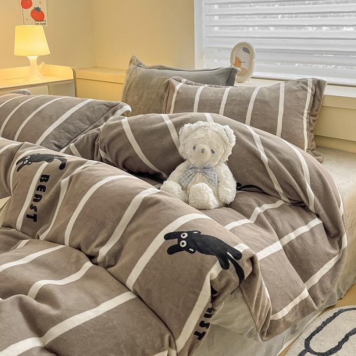 91家纺网 家纺一手货源 找家纺 金丝鸟家纺 2023新款220g全消光简约款牛奶绒四件套 条纹猫咖