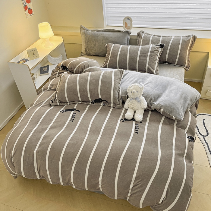 91家纺网 家纺一手货源 找家纺 金丝鸟家纺 2023新款220g全消光简约款牛奶绒四件套 条纹猫咖