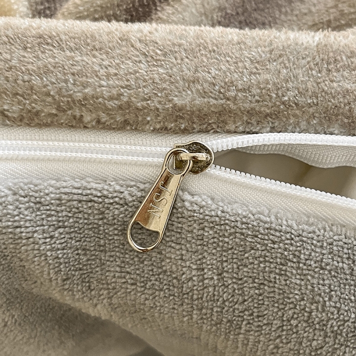 91家纺网 家纺一手货源 找家纺 金丝鸟家纺 2023新款220g全消光简约款牛奶绒四件套 条纹猫咖