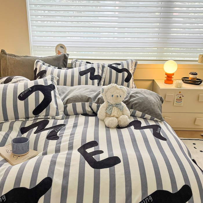 91家纺网 家纺一手货源 找家纺 金丝鸟家纺 2023新款220g全消光简约款牛奶绒四件套 休闲字母