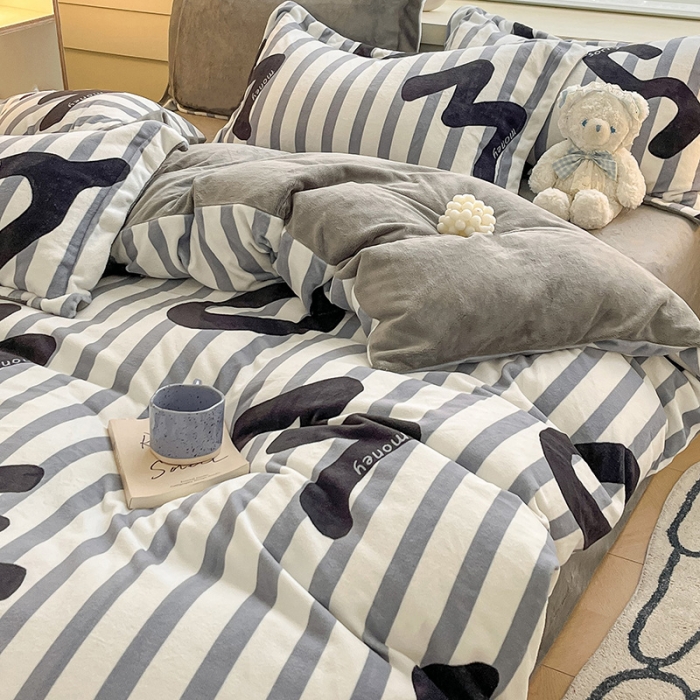 91家纺网 家纺一手货源 找家纺 金丝鸟家纺 2023新款220g全消光简约款牛奶绒四件套 休闲字母