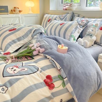 91家纺网 家纺一手货源 找家纺 金丝鸟家纺 2023新款220g全消光印花款牛奶绒四件套 条纹樱桃兔