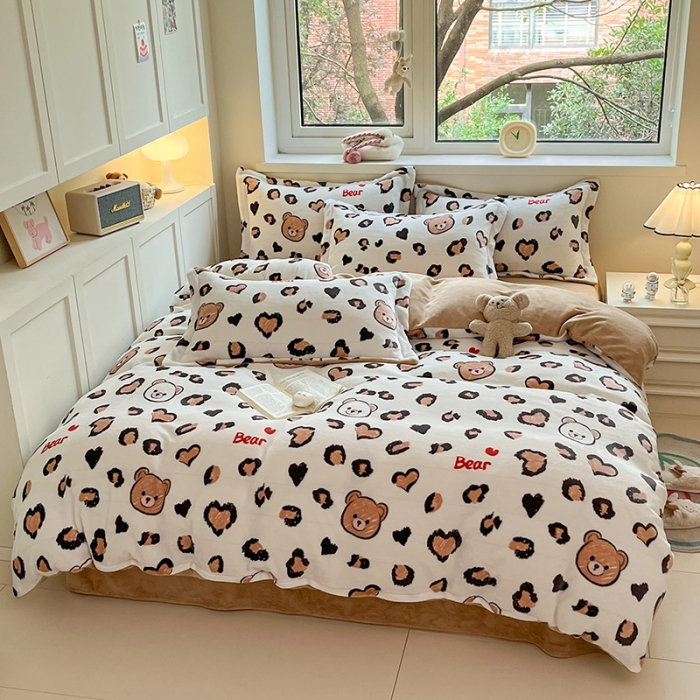 91家纺网 家纺一手货源 找家纺 金丝鸟家纺 2023新款220g全消光印花款牛奶绒四件套 豹纹小熊