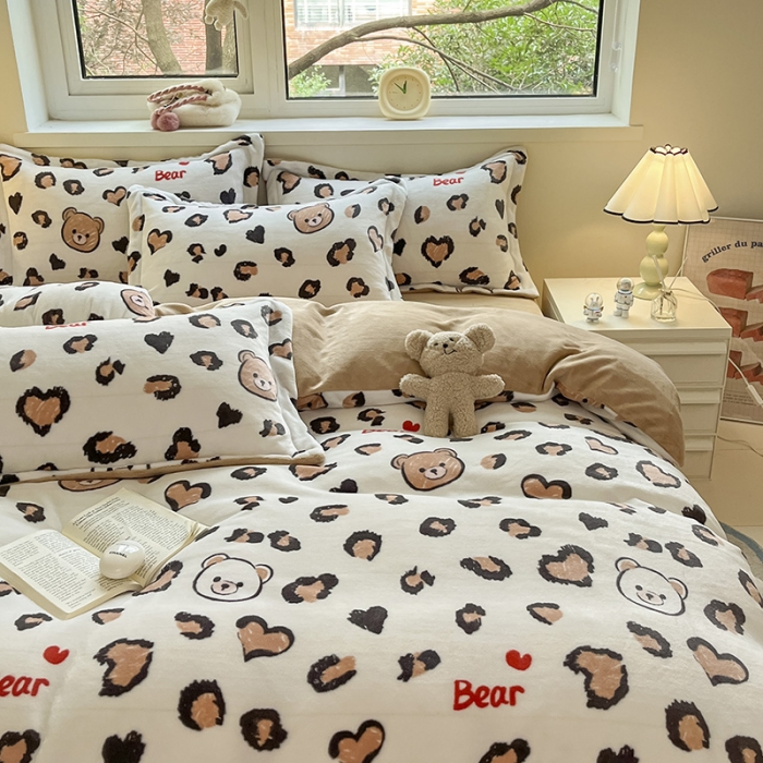 91家纺网 家纺一手货源 找家纺 金丝鸟家纺 2023新款220g全消光印花款牛奶绒四件套 豹纹小熊