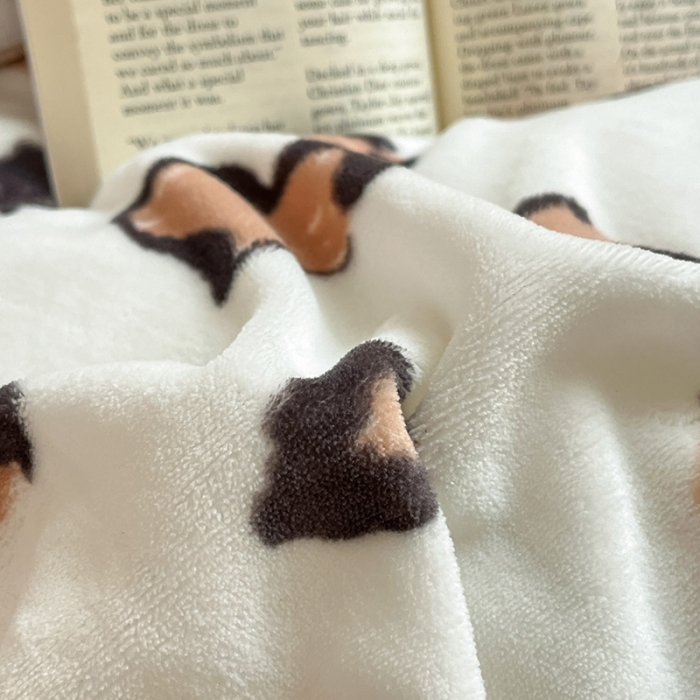 91家纺网 家纺一手货源 找家纺 金丝鸟家纺 2023新款220g全消光印花款牛奶绒四件套 豹纹小熊