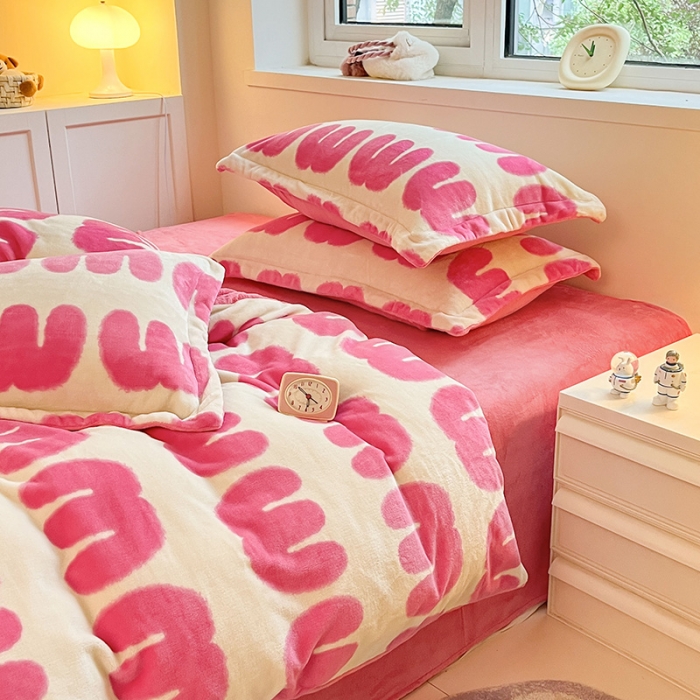 91家纺网 家纺一手货源 找家纺 金丝鸟家纺 2023新款220g全消光印花款牛奶绒四件套 多巴胺m