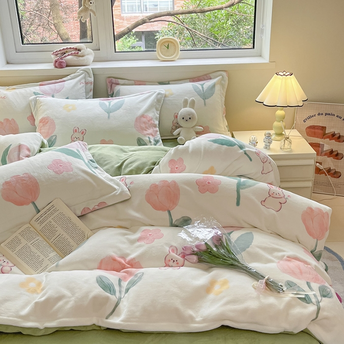 91家纺网 家纺一手货源 找家纺 金丝鸟家纺 2023新款220g全消光印花款牛奶绒四件套 粉色兔