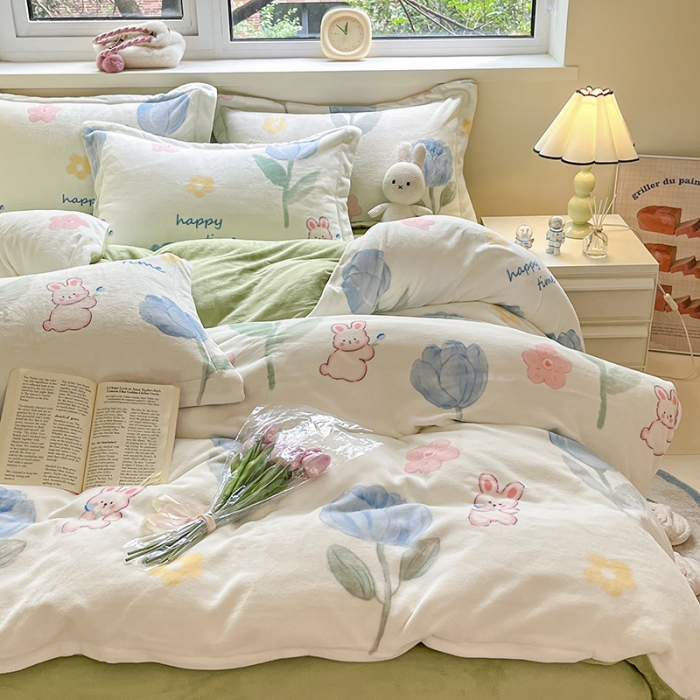 91家纺网 家纺一手货源 找家纺 金丝鸟家纺 2023新款220g全消光印花款牛奶绒四件套 蓝色兔