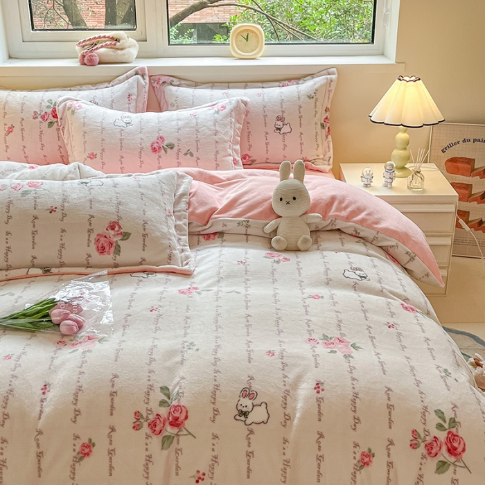 91家纺网 家纺一手货源 找家纺 金丝鸟家纺 2023新款220g全消光印花款牛奶绒四件套 罗纹小兔