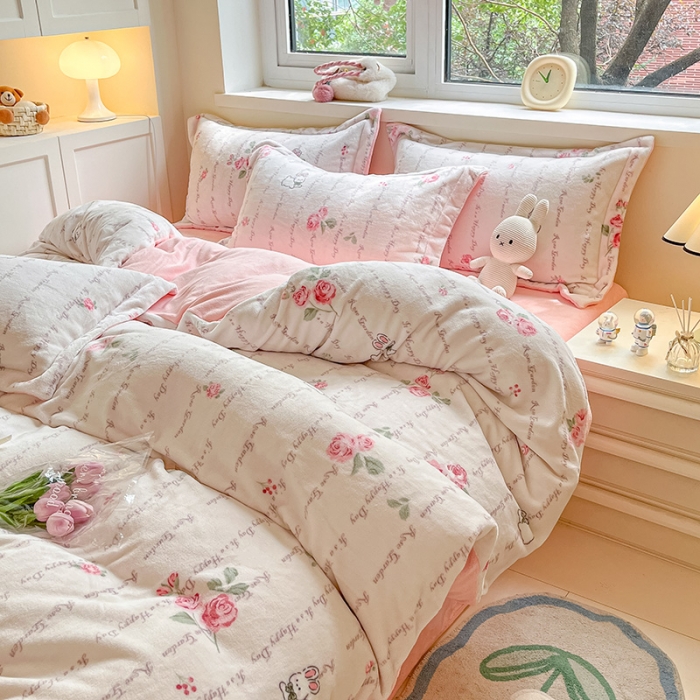 91家纺网 家纺一手货源 找家纺 金丝鸟家纺 2023新款220g全消光印花款牛奶绒四件套 罗纹小兔