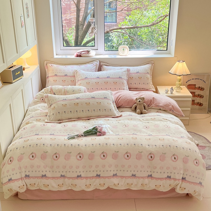 91家纺网 家纺一手货源 找家纺 金丝鸟家纺 2023新款220g全消光印花款牛奶绒四件套 蜜桃熊