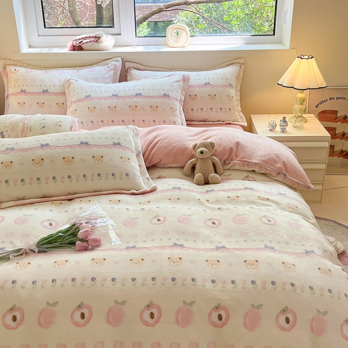 91家纺网 家纺一手货源 找家纺 金丝鸟家纺 2023新款220g全消光印花款牛奶绒四件套 蜜桃熊